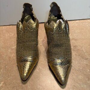El Vaquero gold mesh pumps
